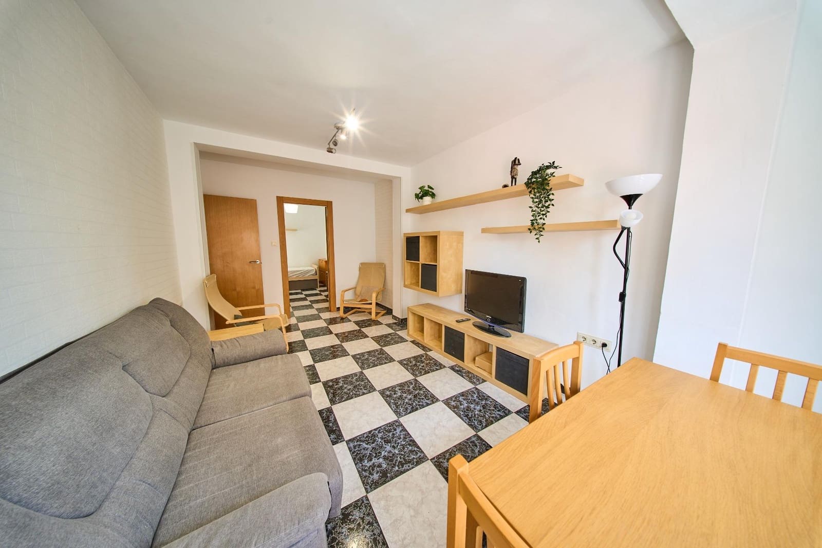 3 bedroom Flat for rent in Granada city - € 900 (Ref: 10015768)