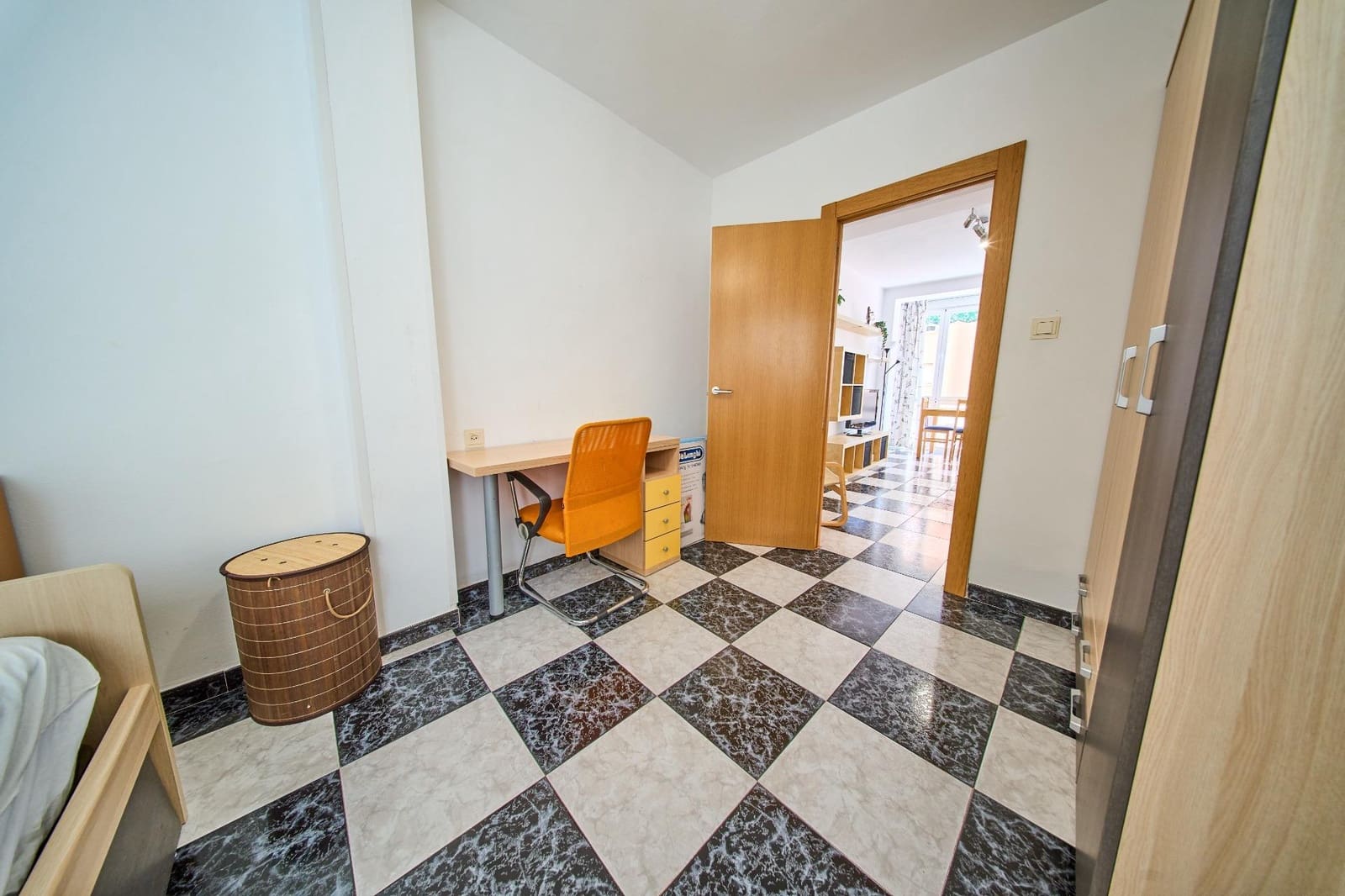 3 bedroom Flat for rent in Granada city - € 900 (Ref: 10015768)