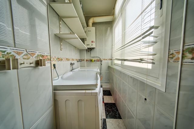 3 bedroom Flat for rent in Zaidin, Granada city - € 900 (Ref: 10015768)