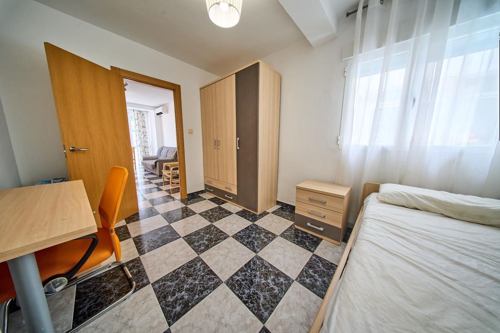 3 bedroom Flat for rent in Granada city - € 900 (Ref: 10015768)