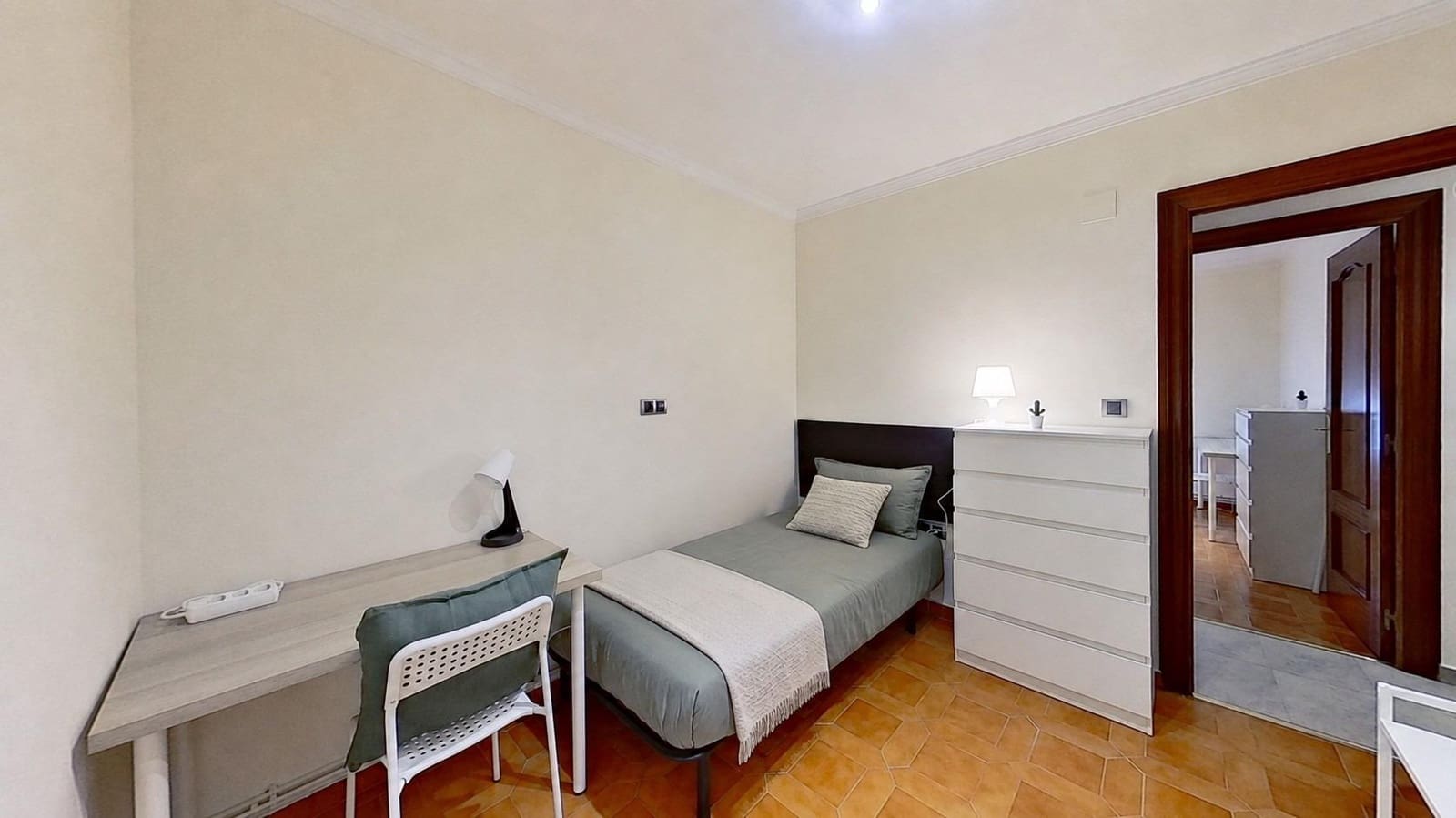 4 soverom Leilighet til leie i Granada by - € 1 200 (Ref: 10017664)