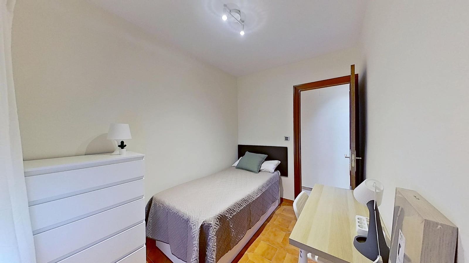 4 soverom Leilighet til leie i Granada by - € 1 200 (Ref: 10017664)