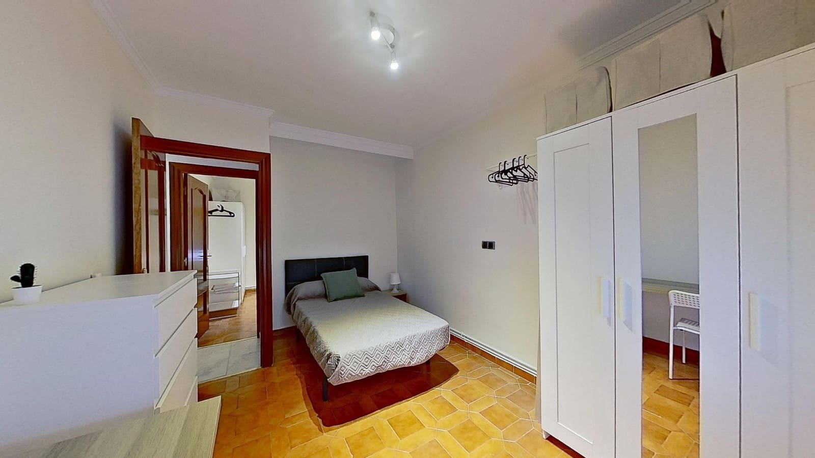 4 soverom Leilighet til leie i Granada by - € 1 200 (Ref: 10017664)