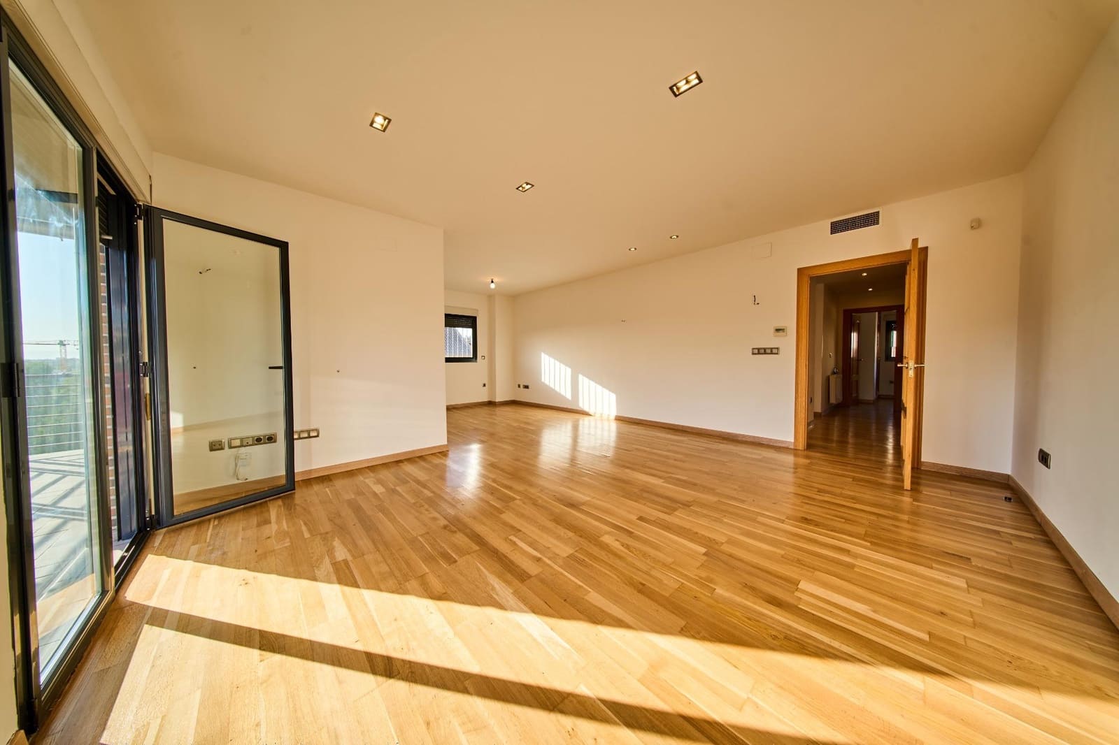 3 bedroom Penthouse for sale in Granada city with garage - € 697,000 (Ref: 10032219)