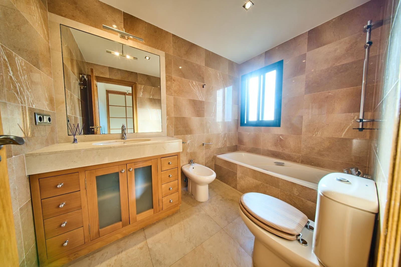 3 bedroom Penthouse for sale in Granada city with garage - € 697,000 (Ref: 10032219)