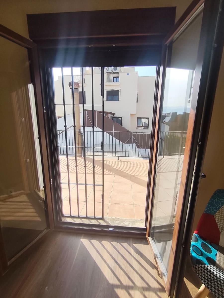 3 soverom Kjedet enebolig til leie i Las Gabias med svømmebasseng - € 1 260 (Ref: 10067870)