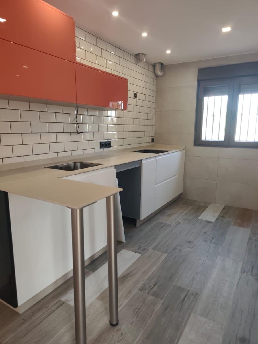 3 soverom Kjedet enebolig til leie i Las Gabias med svømmebasseng - € 1 260 (Ref: 10067870)