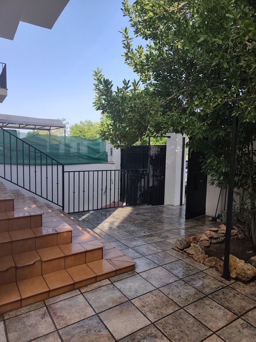 3 bedroom Semi-detached Villa for rent in Las Gabias with pool - € 1,260 (Ref: 10067870)