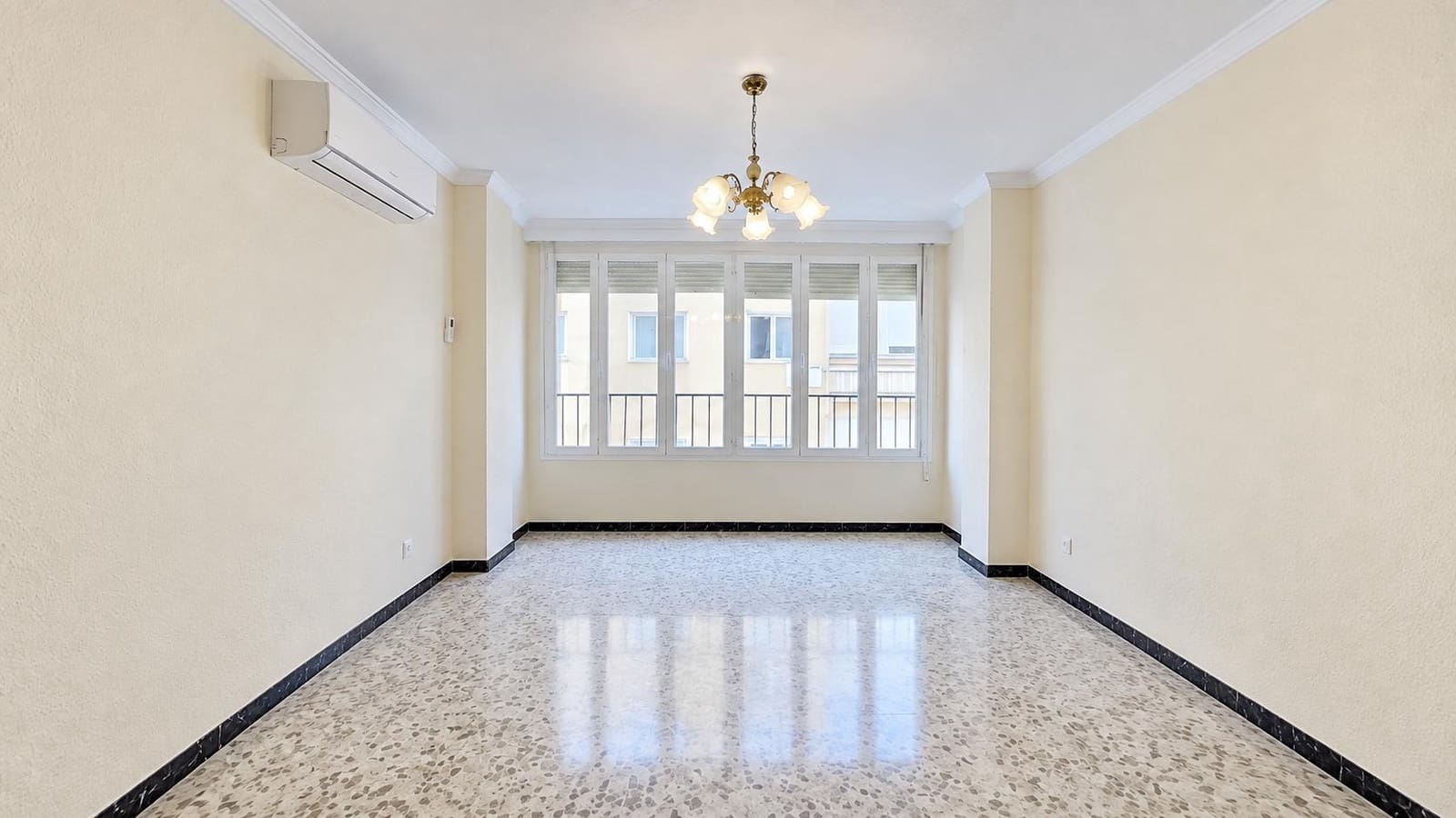 4 slaapkamer Flat te koop in Granada stad - € 320.000 (Ref: 10081489)