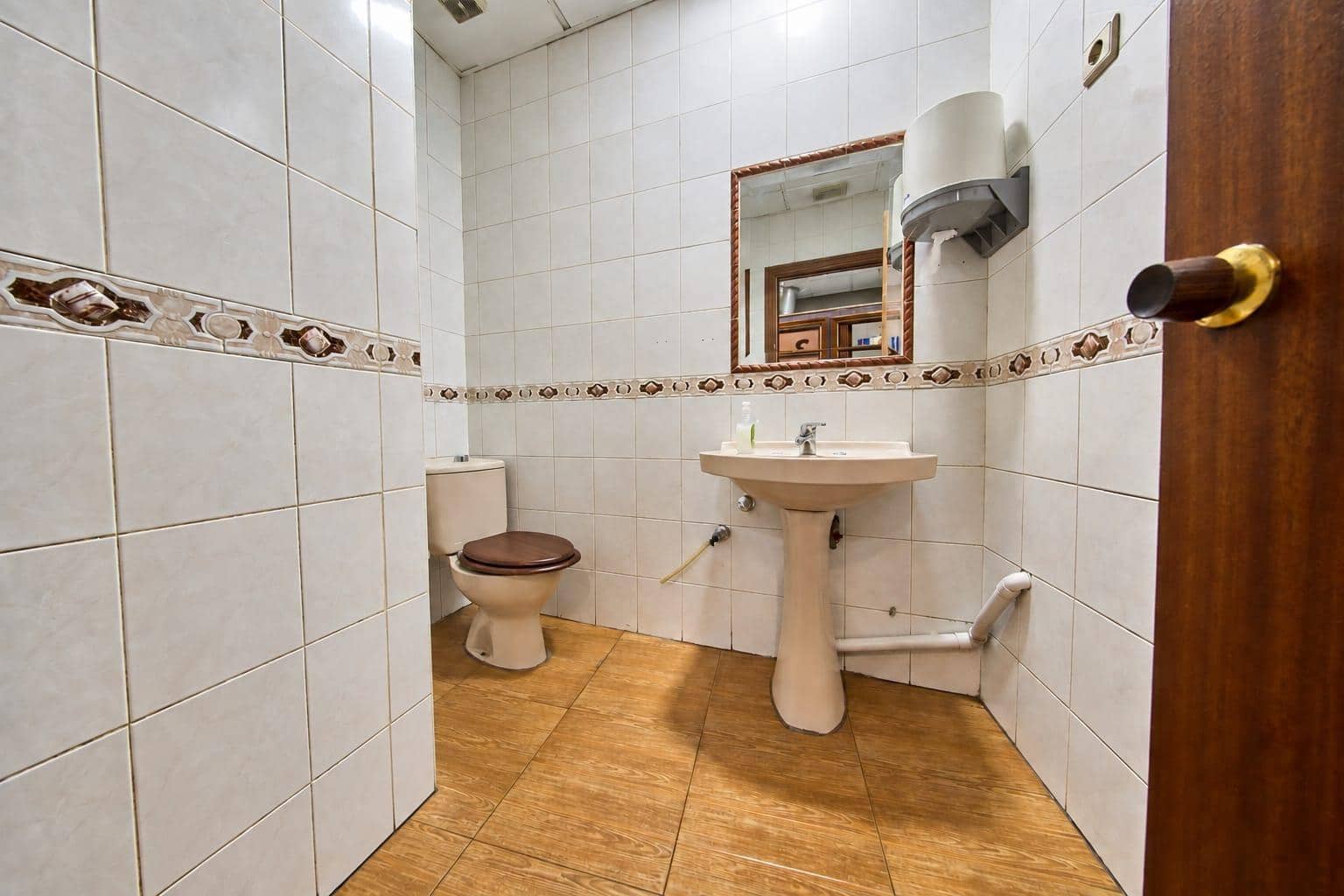 15 makuuhuone Kaupallinen myytävänä paikassa Granada kaupunki - 250 000 € (Ref: 10086415)