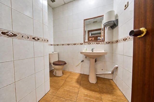 15 makuuhuone Kaupallinen myytävänä paikassa Granada kaupunki - 250 000 € (Ref: 10086415)