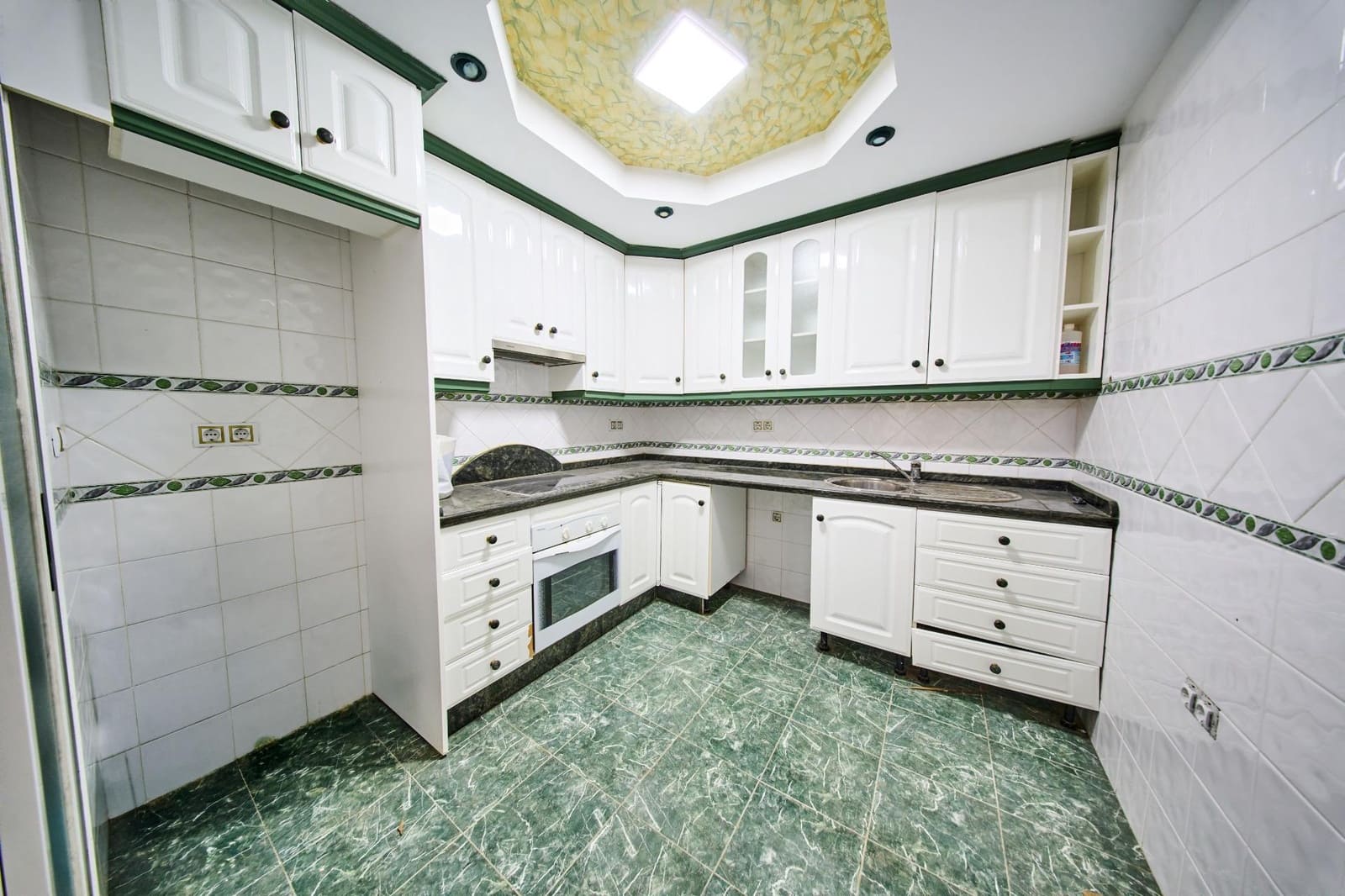 3 slaapkamer Rijtjeshuis te koop in Granada stad - € 240.000 (Ref: 10089626)