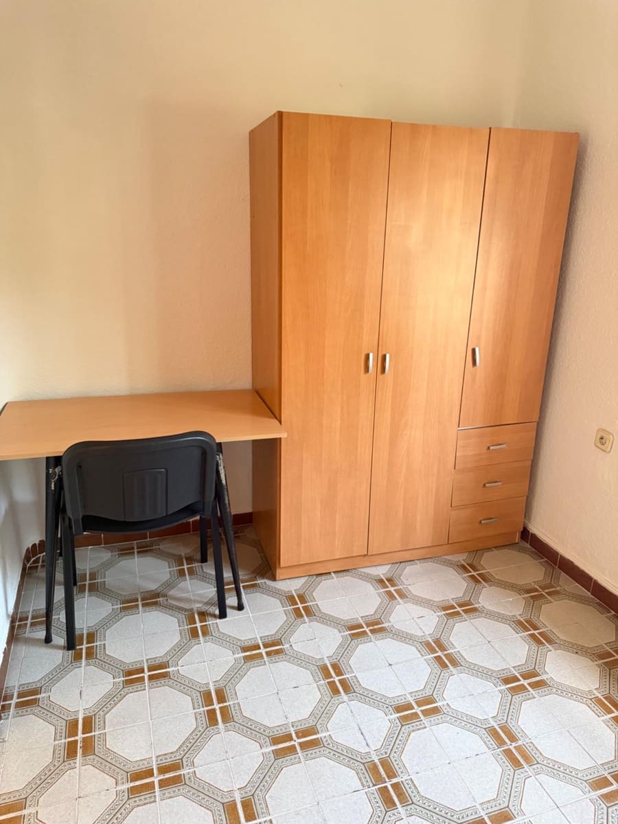 4 sovrum Lägenhet att hyra i Granada stad - 1 000 € (Ref: 10094931)