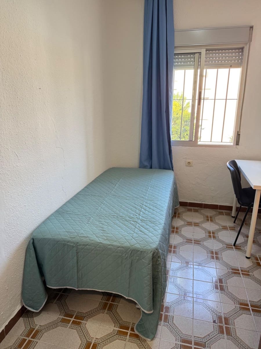 4 sovrum Lägenhet att hyra i Granada stad - 1 000 € (Ref: 10094931)
