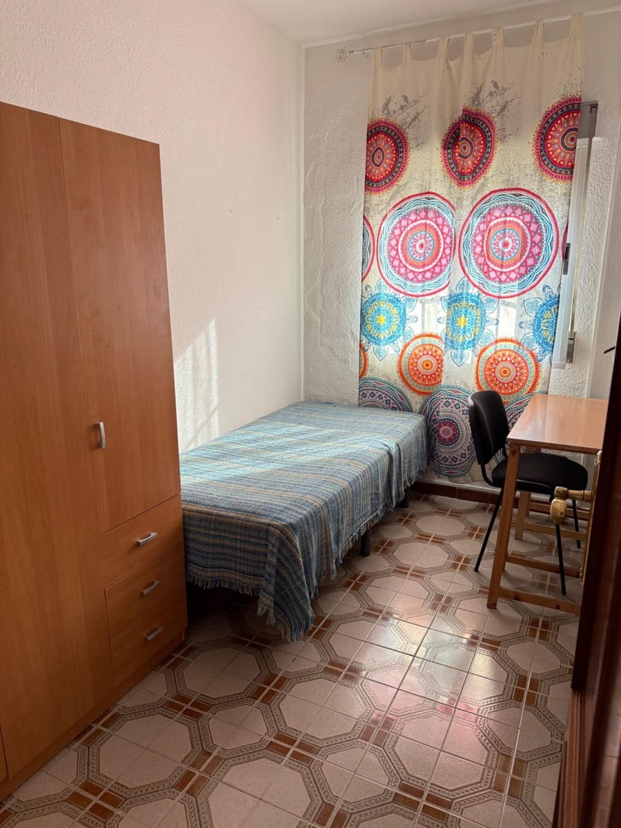4 sovrum Lägenhet att hyra i Granada stad - 1 000 € (Ref: 10094931)