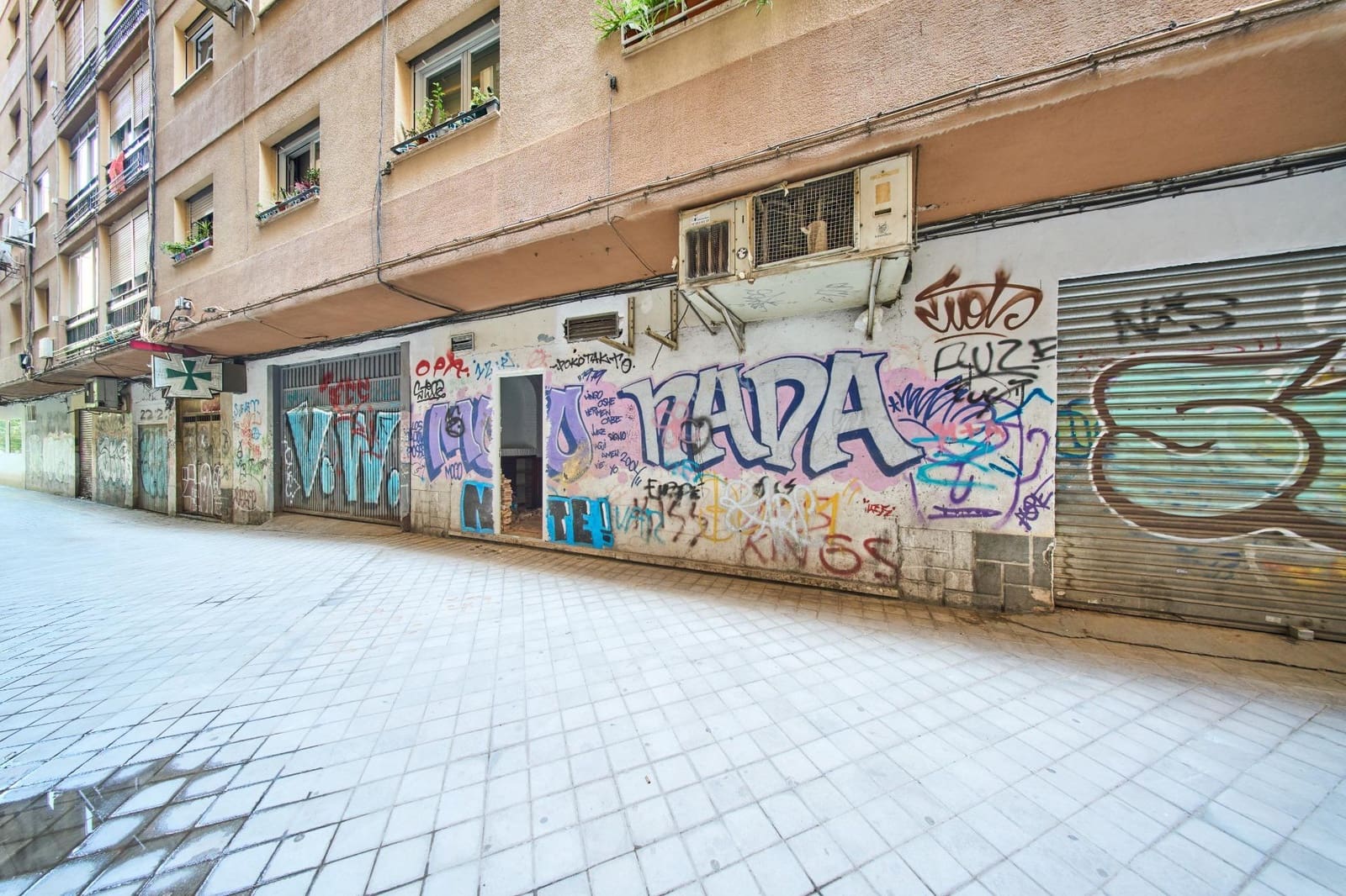 Comercial para venda em Granada cidade - 68 800 € (Ref: 10100403)