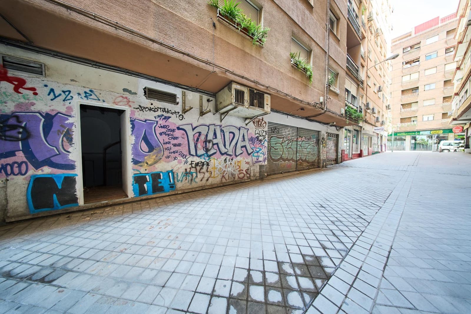 Comercial para venda em Granada cidade - 68 800 € (Ref: 10100403)
