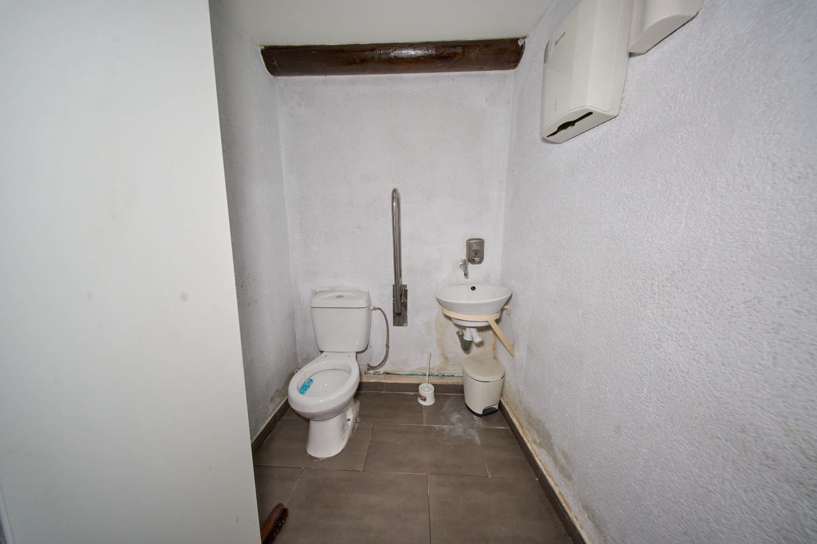 Kommersiell til salgs i Granada by - € 130 000 (Ref: 10142563)