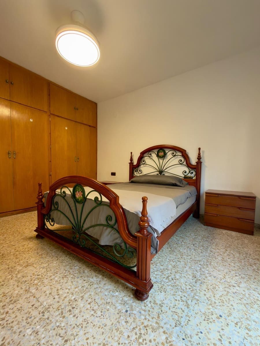 3 soverom Leilighet til leie i Granada by - € 900 (Ref: 10142564)