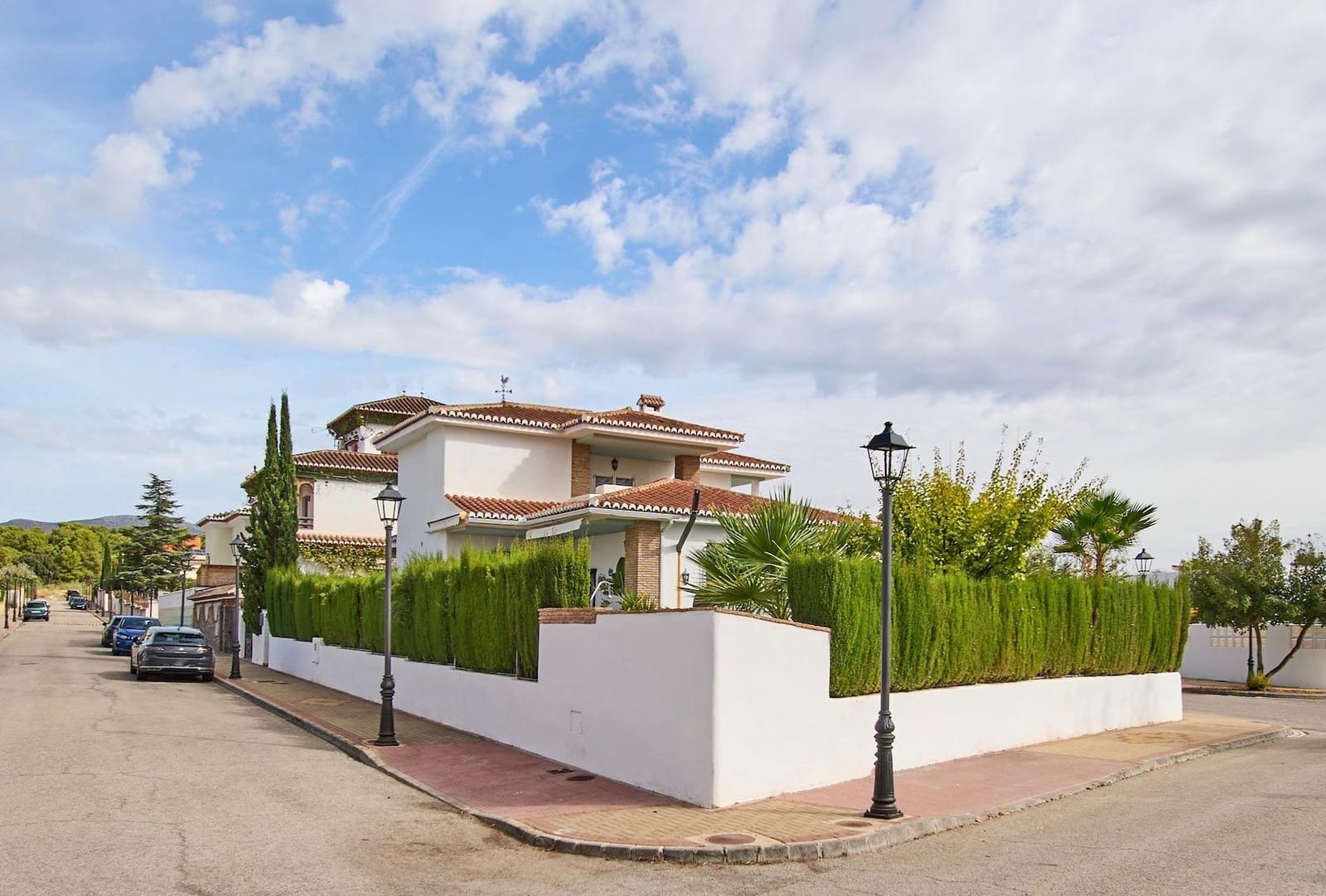 4 bedroom Villa for sale in Atarfe with pool garage - € 550,000 (Ref: 10155447)
