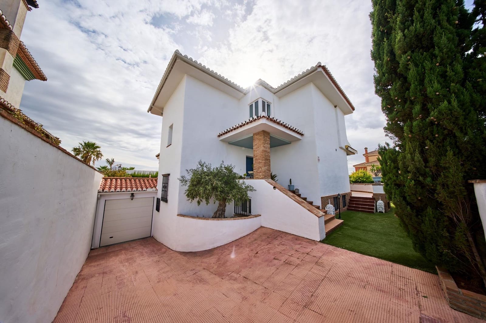 4 bedroom Villa for sale in Atarfe with pool garage - € 550,000 (Ref: 10155447)
