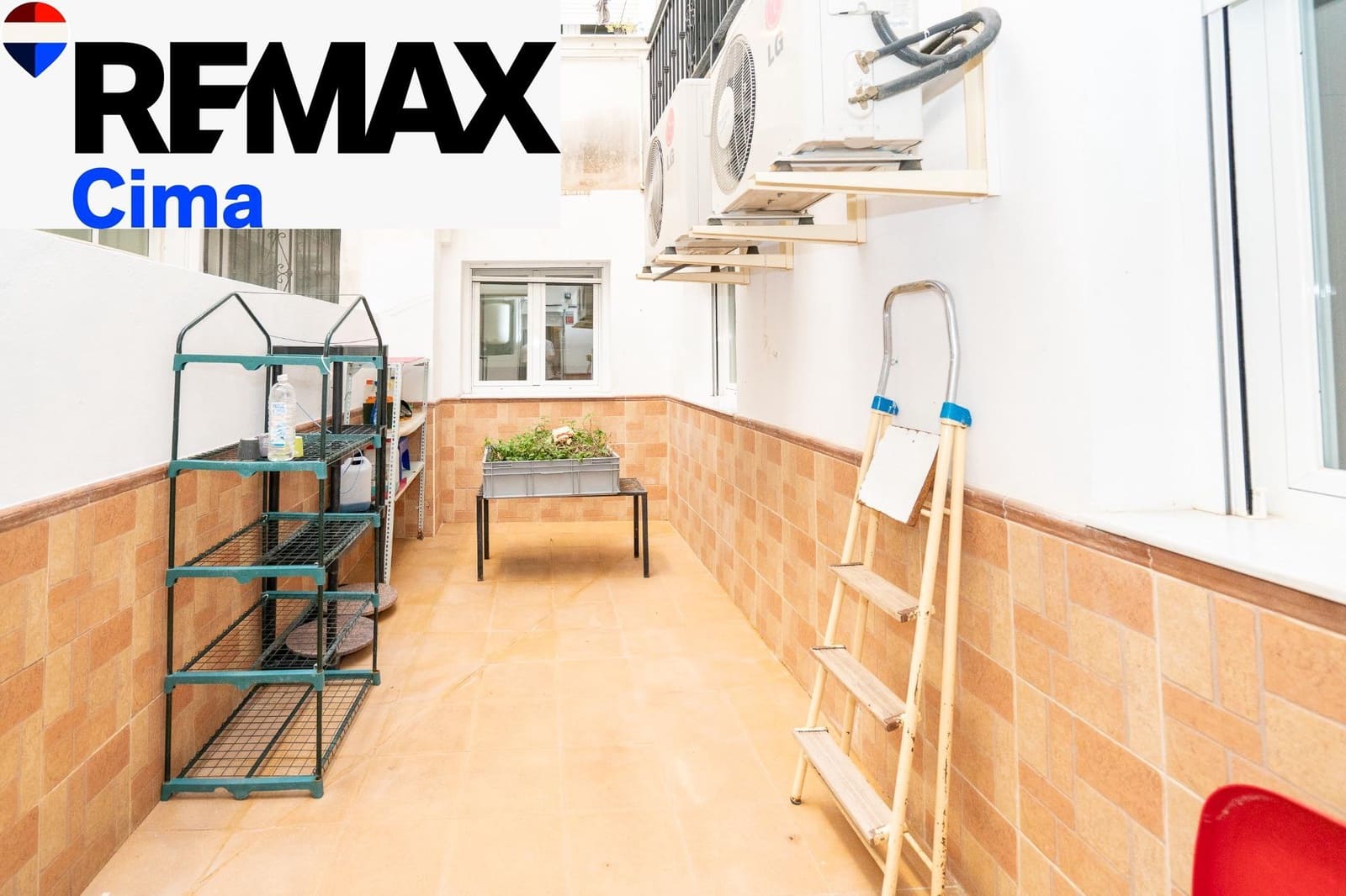 5 bedroom Flat for sale in Baza with garage - € 180,000 (Ref: 10159887)
