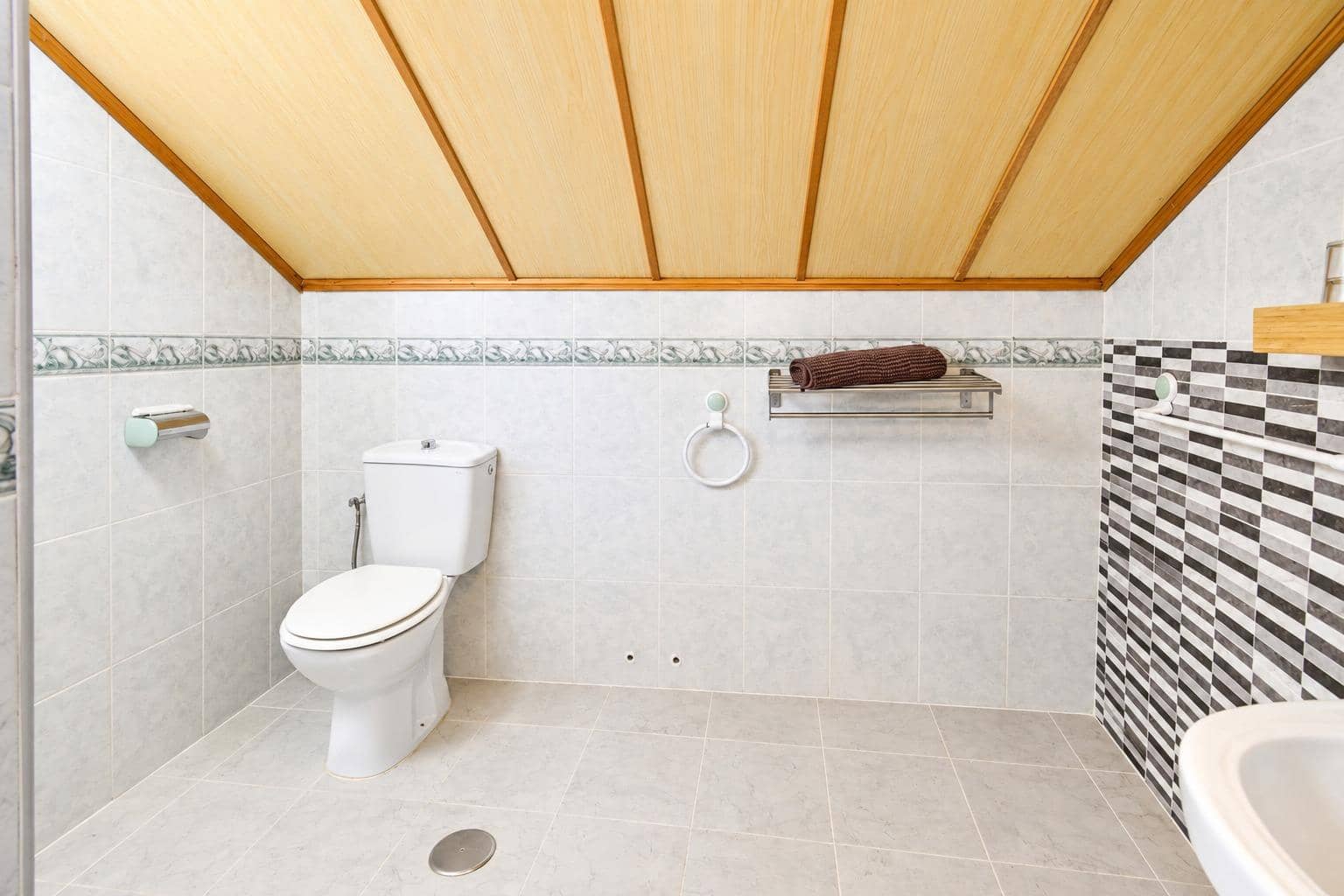 16 bedroom Hotel for sale in Guejar Sierra with garage - € 1,365,000 (Ref: 10162368)