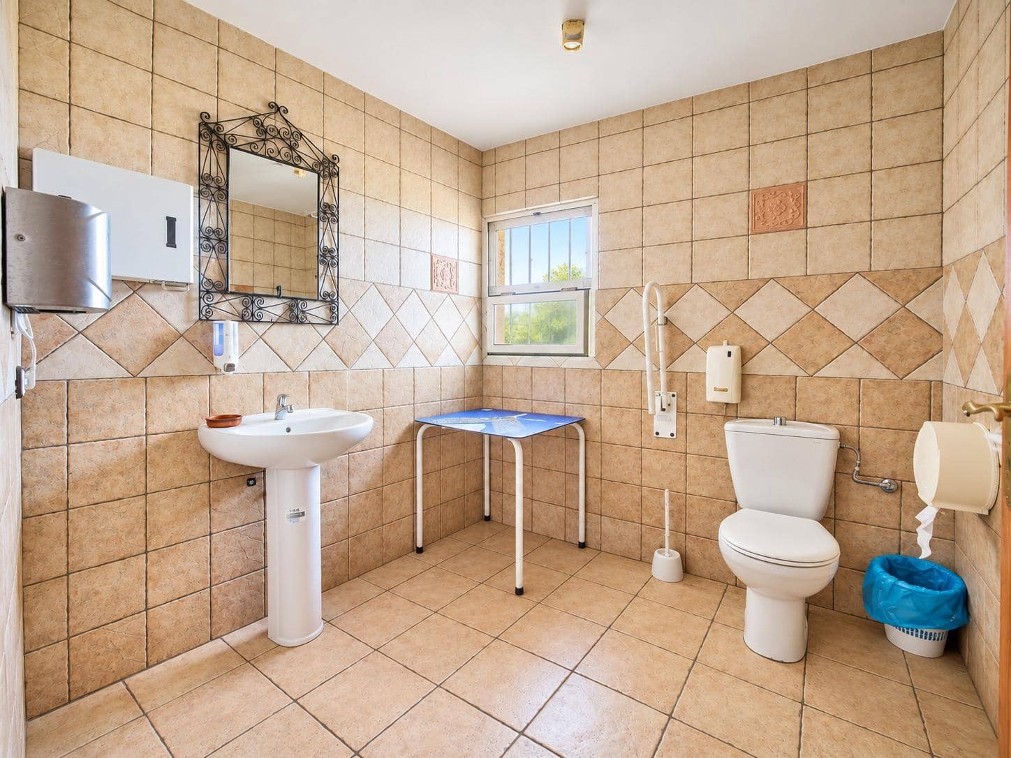 16 bedroom Hotel for sale in Guejar Sierra with garage - € 1,365,000 (Ref: 10162368)