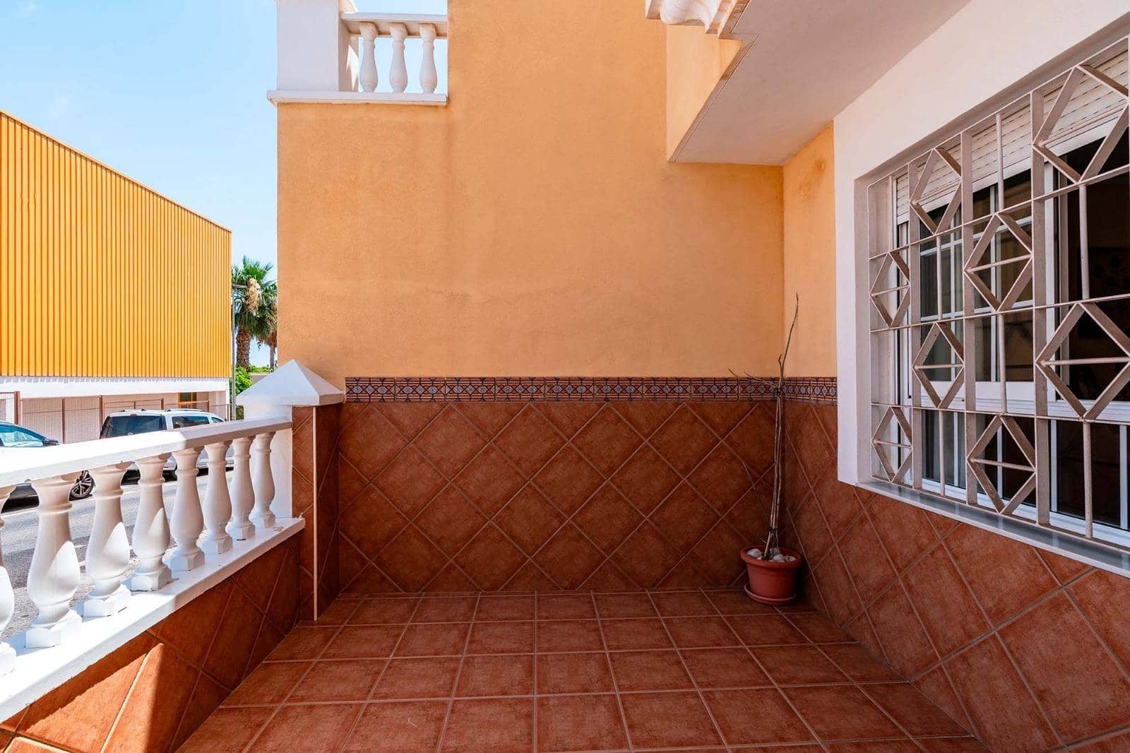 4 slaapkamer Rijtjeshuis te koop in Roquetas de Mar met garage - € 305.000 (Ref: 10177397)