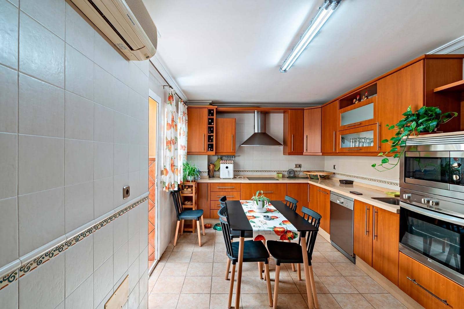 4 slaapkamer Rijtjeshuis te koop in Roquetas de Mar met garage - € 305.000 (Ref: 10177397)