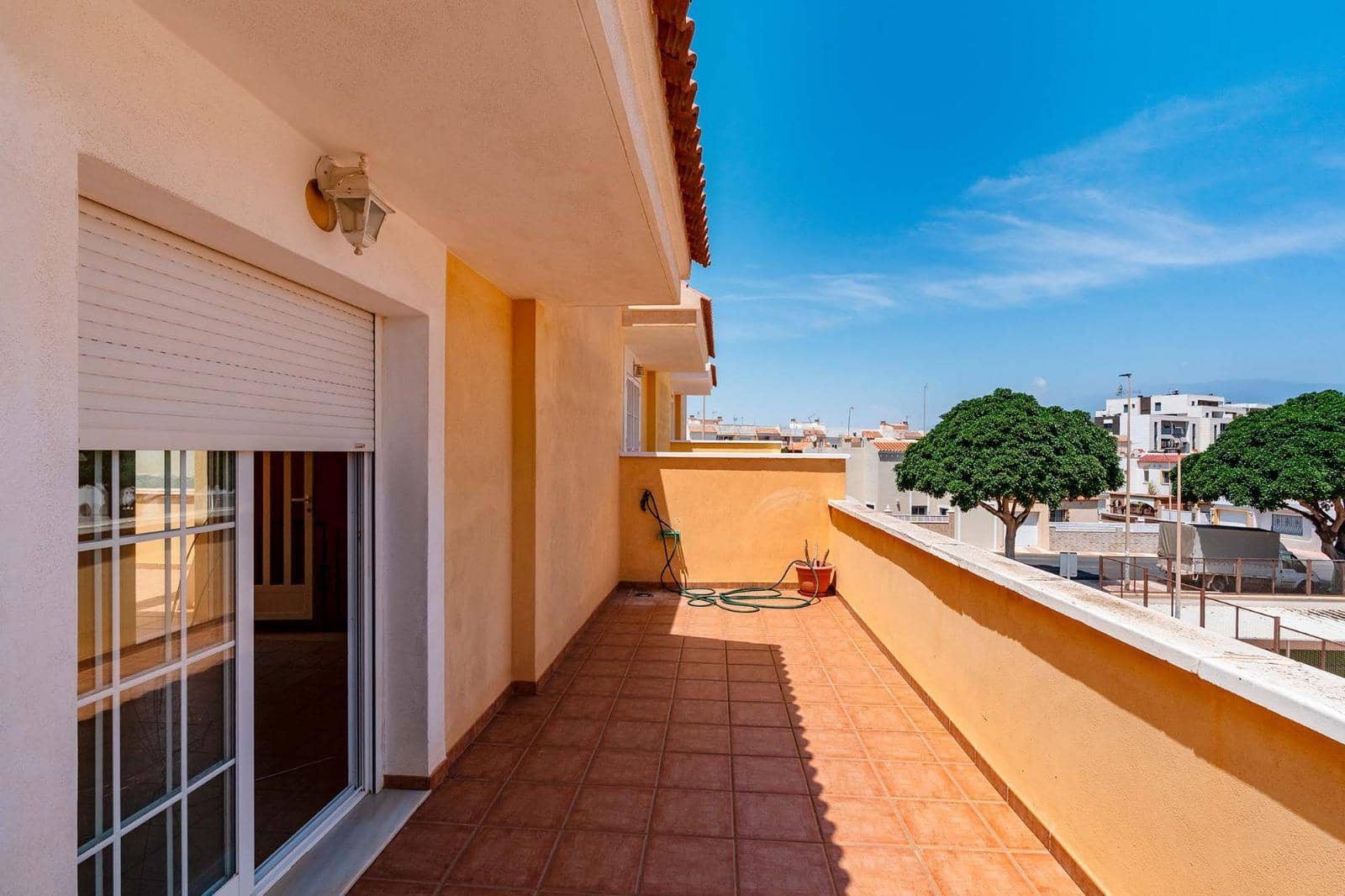 4 slaapkamer Rijtjeshuis te koop in Roquetas de Mar met garage - € 305.000 (Ref: 10177397)