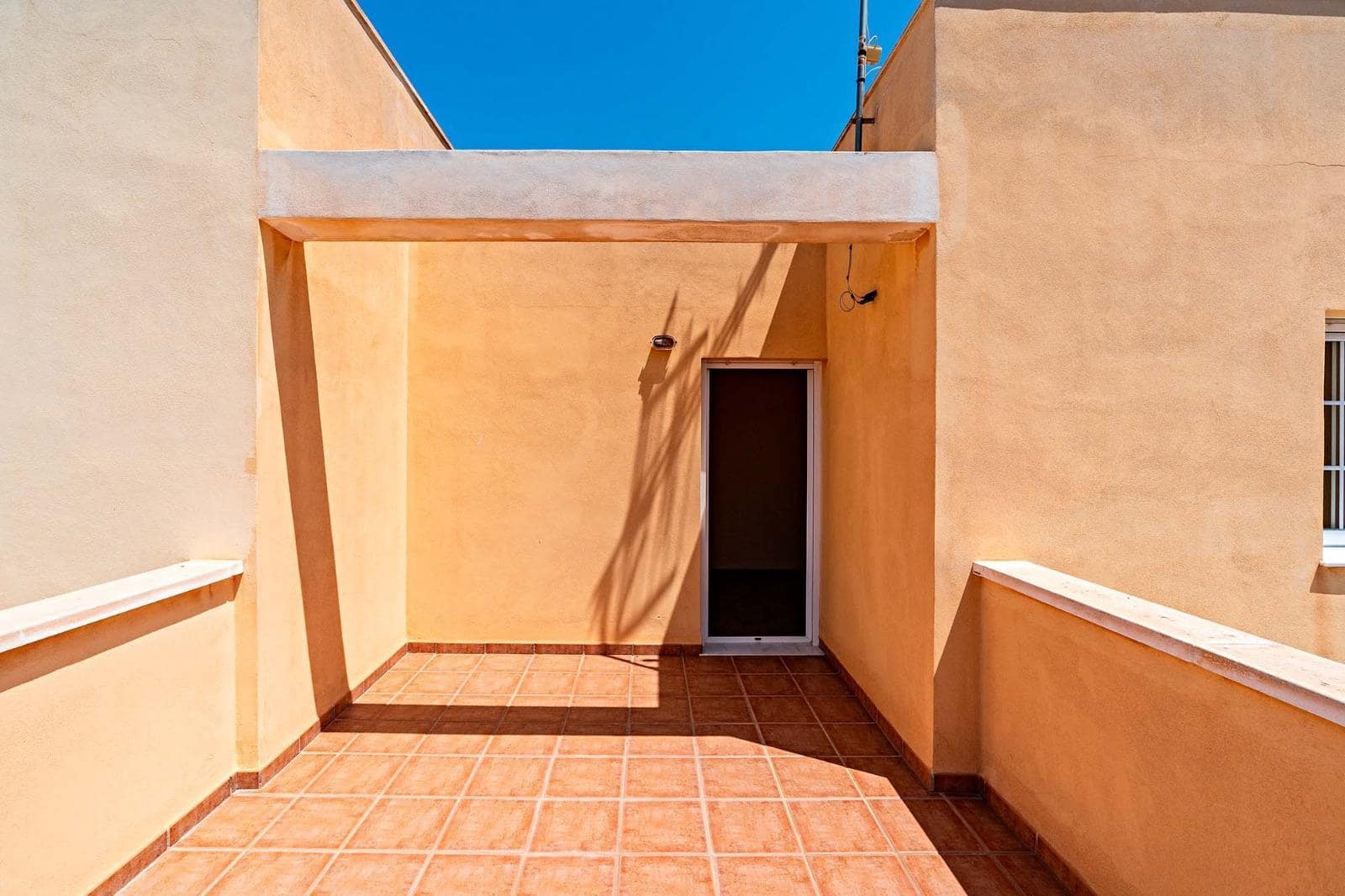 4 slaapkamer Rijtjeshuis te koop in Roquetas de Mar met garage - € 305.000 (Ref: 10177397)