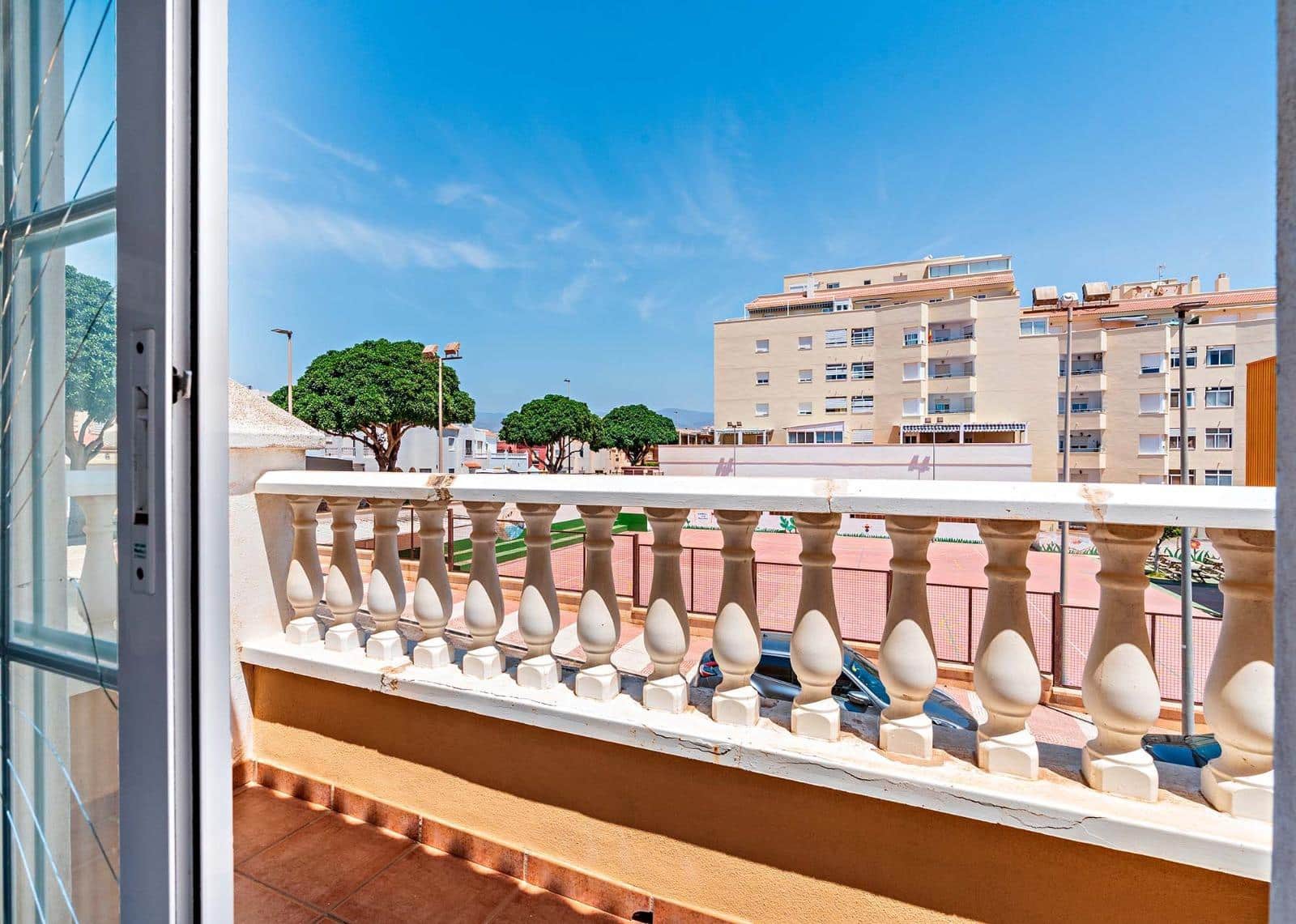 4 slaapkamer Rijtjeshuis te koop in Roquetas de Mar met garage - € 305.000 (Ref: 10177397)