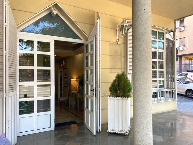 Local Comercial de 7 habitaciones en Granada ciudad en venta - 550.000 € (Ref: 10180820)