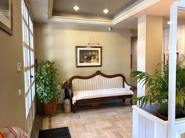 Local Comercial de 7 habitaciones en Granada ciudad en venta - 550.000 € (Ref: 10180820)
