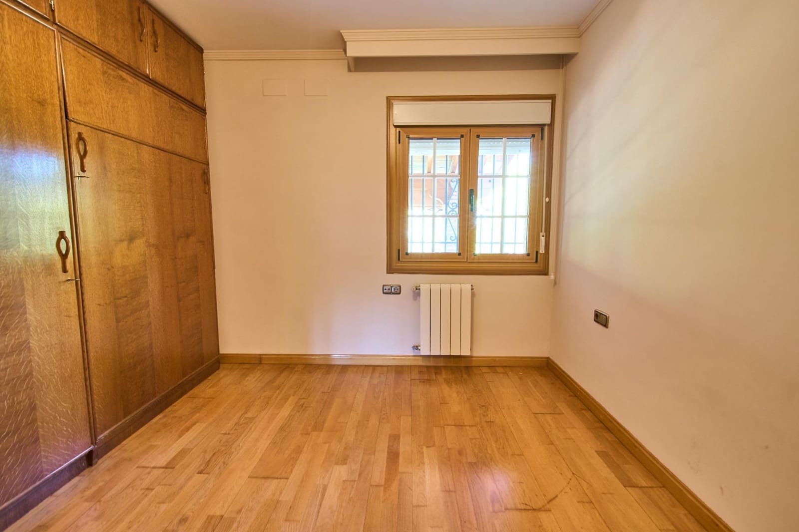 4 sypialnia Willa na sprzedaż w Ogijares z basenem garażem - 575 000 € (Ref: 10185192)