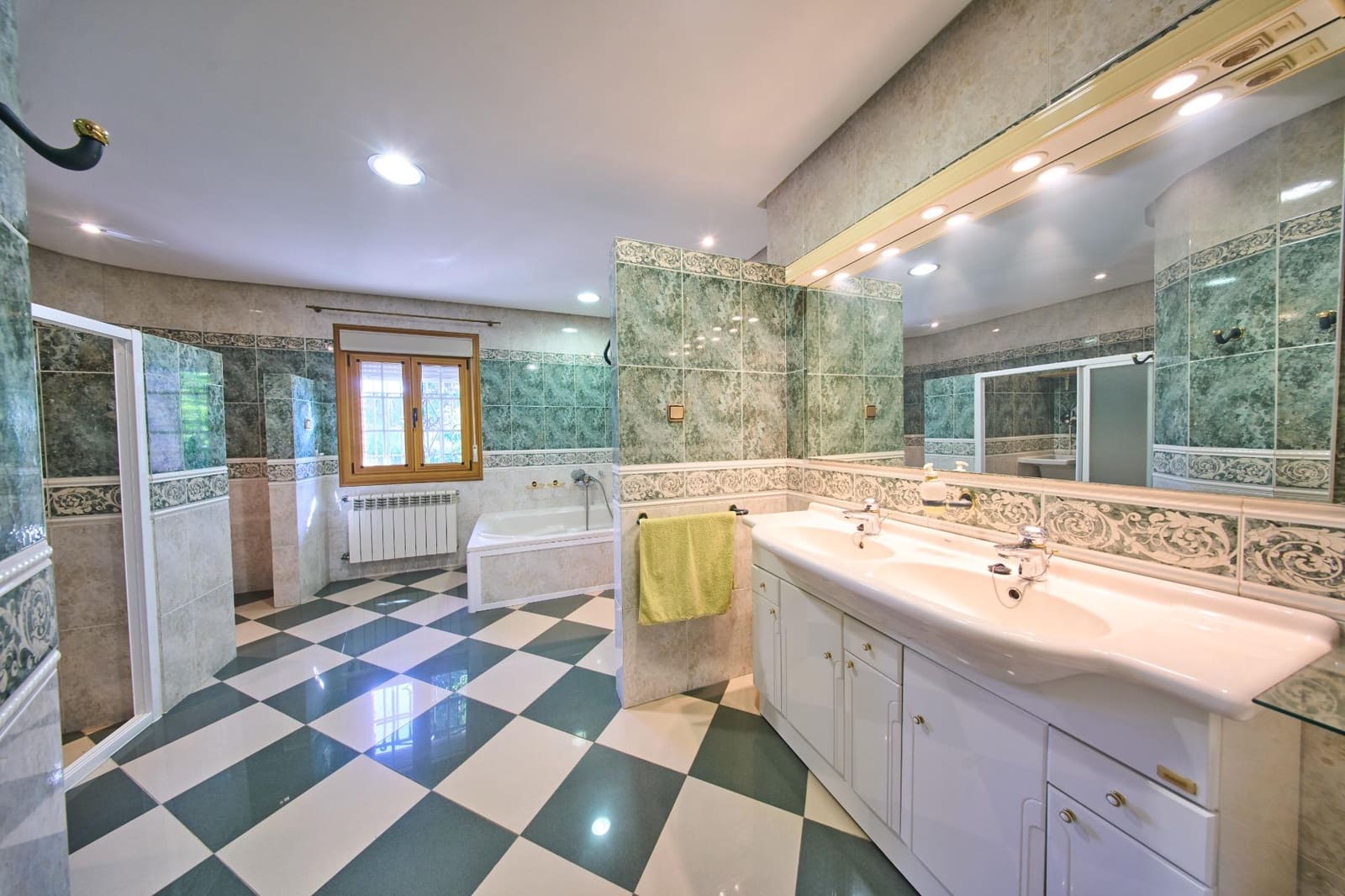 4 sypialnia Willa na sprzedaż w Ogijares z basenem garażem - 575 000 € (Ref: 10185192)