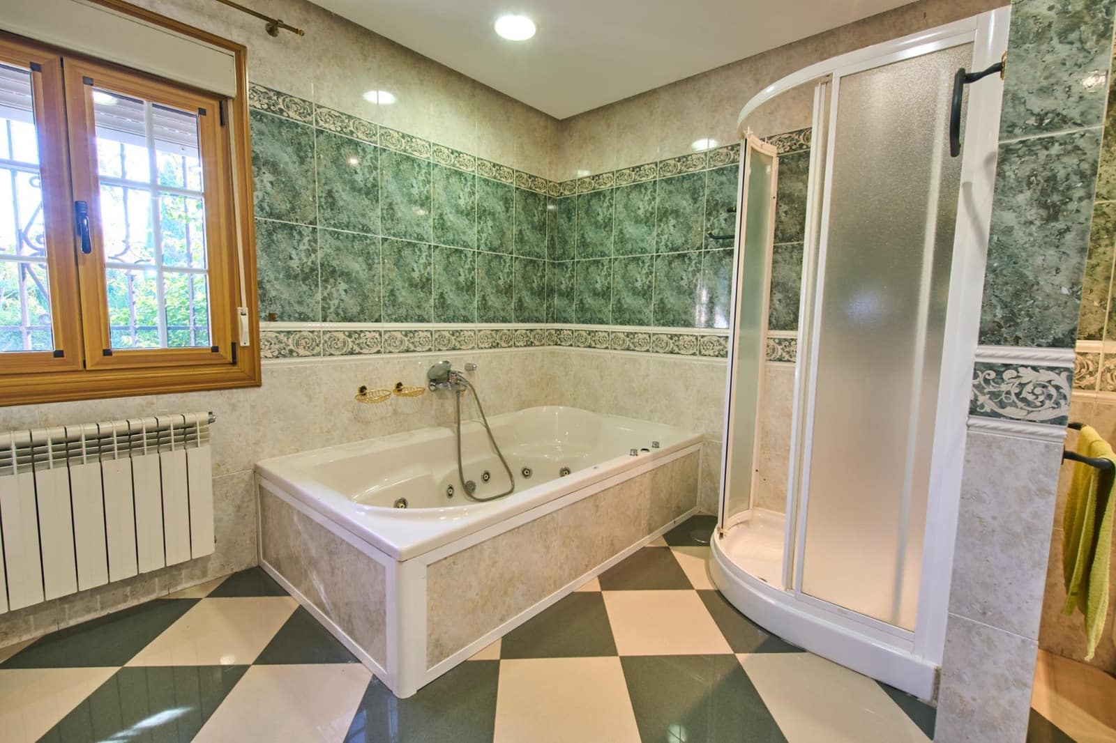 4 sypialnia Willa na sprzedaż w Ogijares z basenem garażem - 575 000 € (Ref: 10185192)