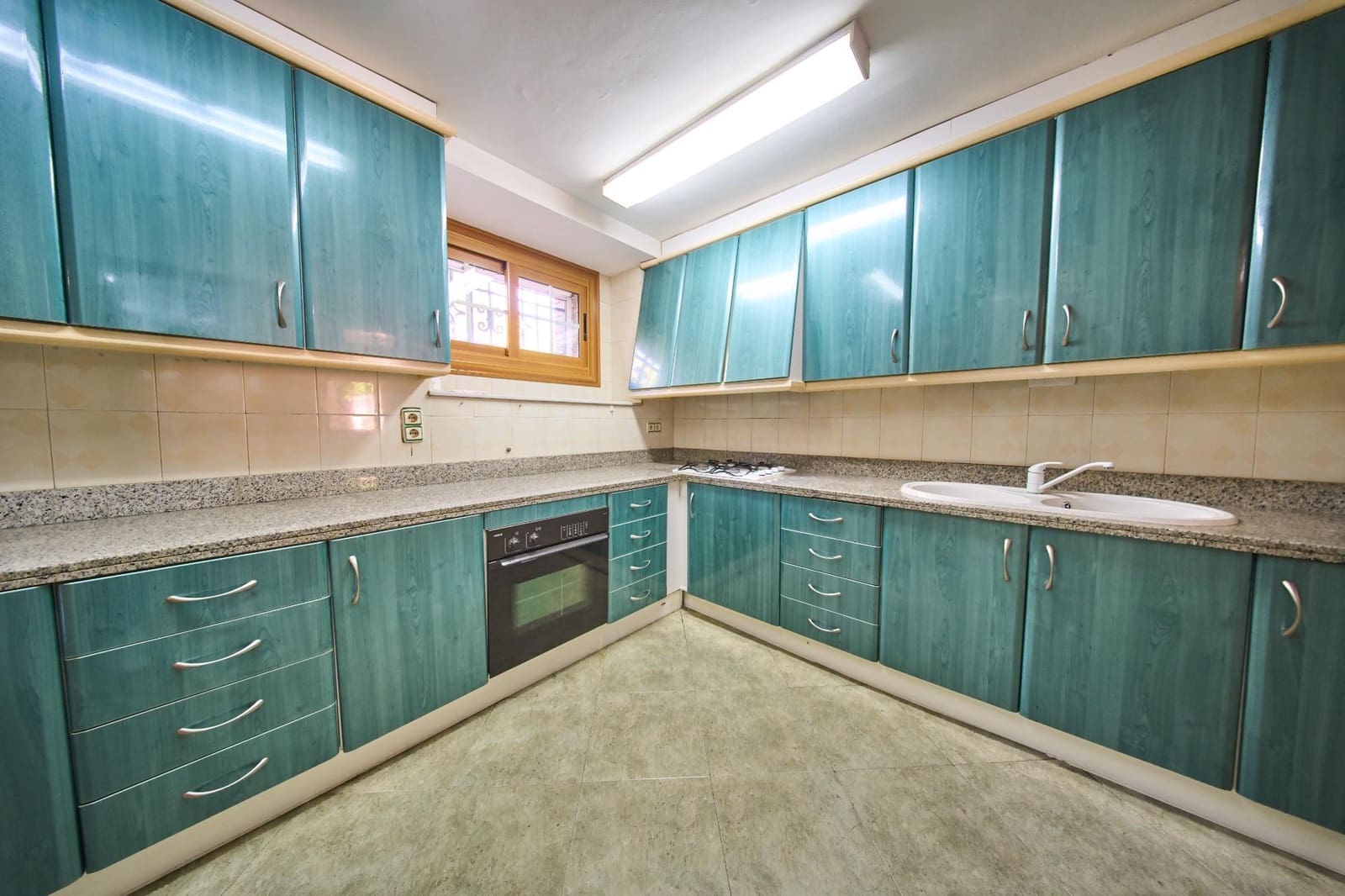 4 sypialnia Willa na sprzedaż w Ogijares z basenem garażem - 575 000 € (Ref: 10185192)