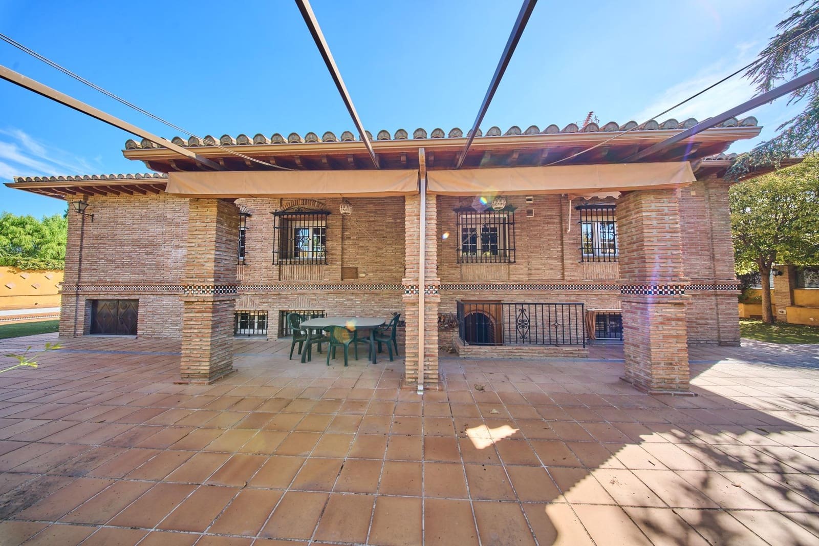 4 sypialnia Willa na sprzedaż w Ogijares z basenem garażem - 575 000 € (Ref: 10185192)