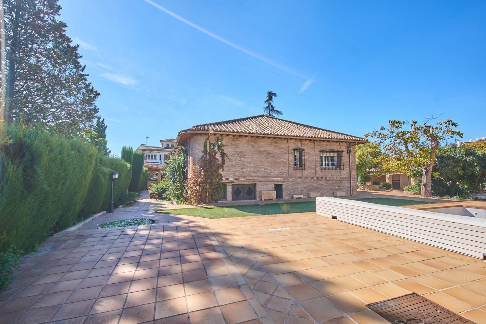 4 sypialnia Willa na sprzedaż w Ogijares z basenem garażem - 575 000 € (Ref: 10185192)