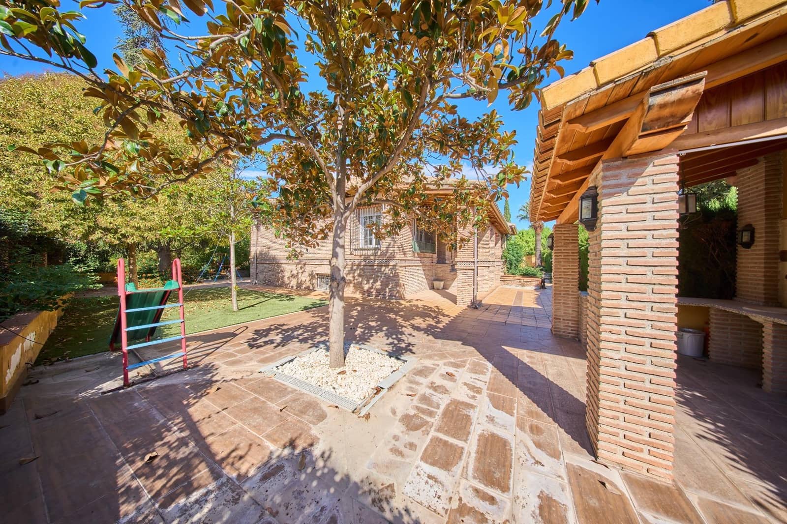 4 sypialnia Willa na sprzedaż w Ogijares z basenem garażem - 575 000 € (Ref: 10185192)