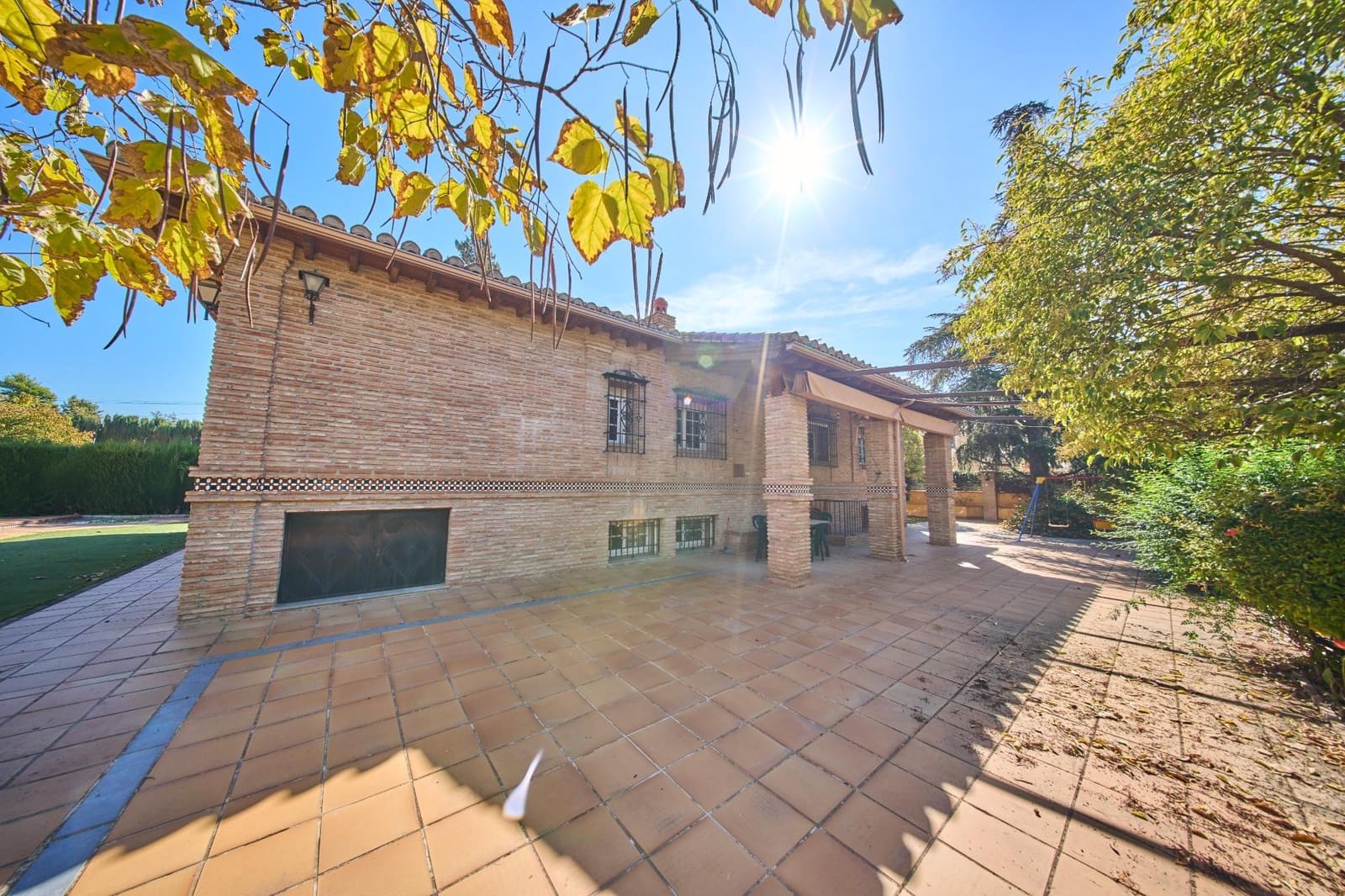 4 sypialnia Willa na sprzedaż w Ogijares z basenem garażem - 575 000 € (Ref: 10185192)