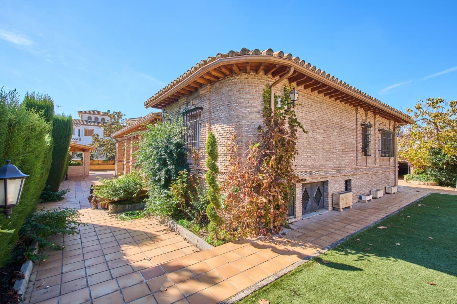 4 sypialnia Willa na sprzedaż w Ogijares z basenem garażem - 575 000 € (Ref: 10185192)