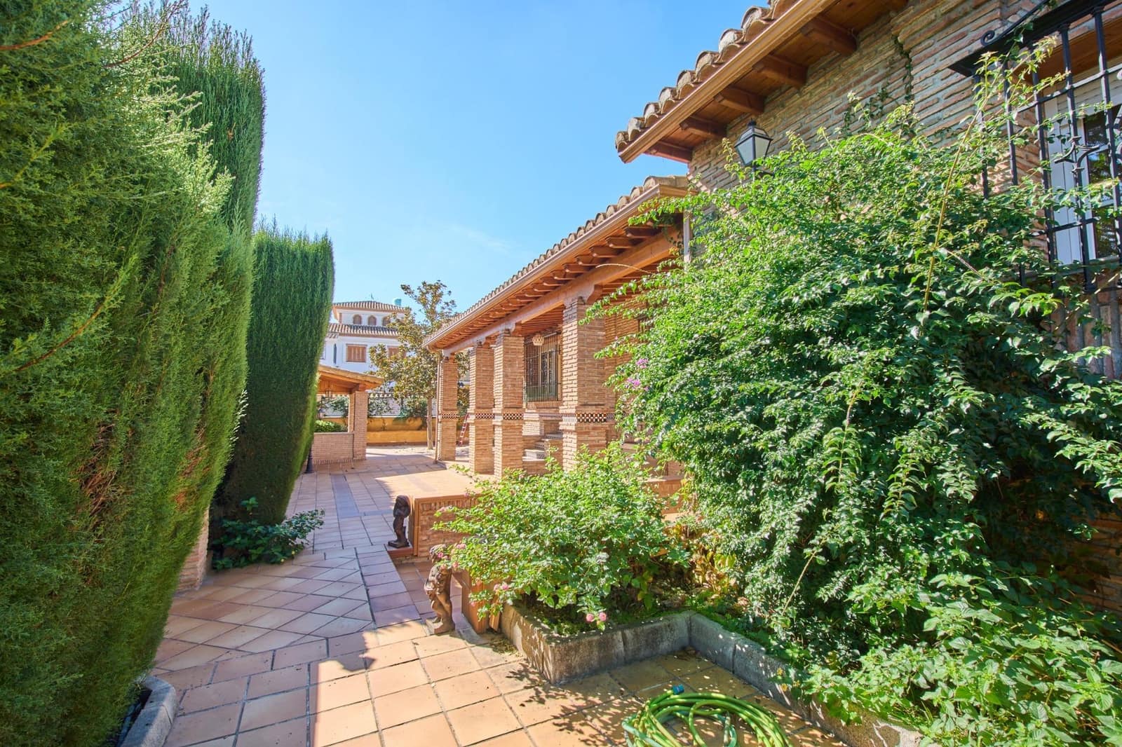 4 sypialnia Willa na sprzedaż w Ogijares z basenem garażem - 575 000 € (Ref: 10185192)