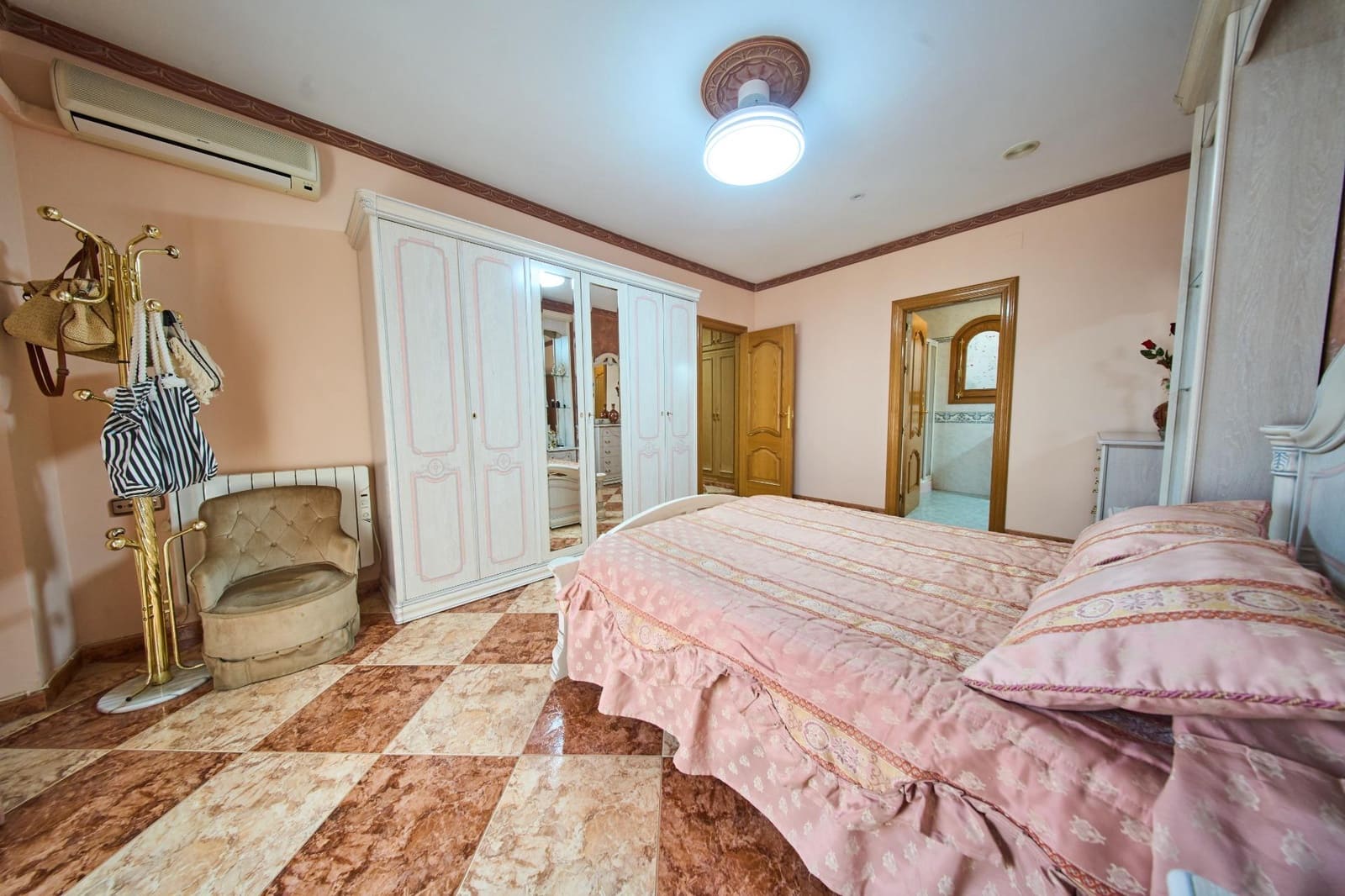 5 soveværelse Byhus til salg i Villanueva Mesia med garage - € 390.000 (Ref: 10187300)