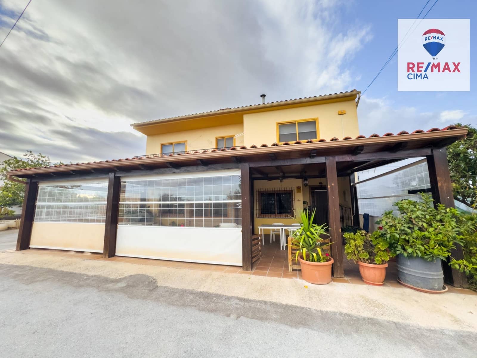 Chalet de 8 habitaciones en Baza en venta con garaje - 195.000 € (Ref: 8574356)