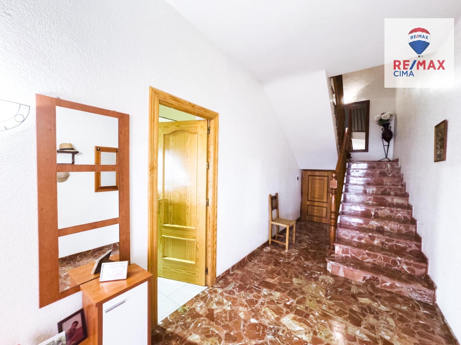 Chalet de 8 habitaciones en Baza en venta con garaje - 195.000 € (Ref: 8574356)
