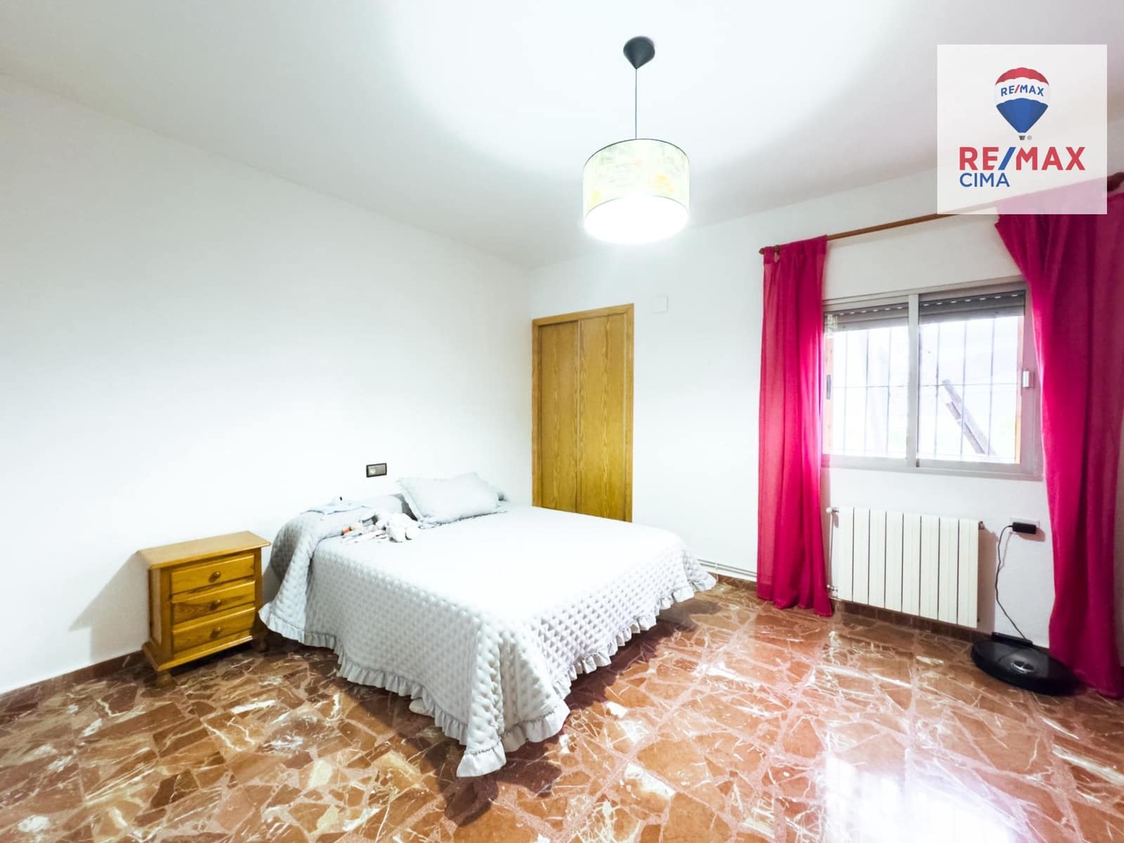 Chalet de 8 habitaciones en Baza en venta con garaje - 195.000 € (Ref: 8574356)