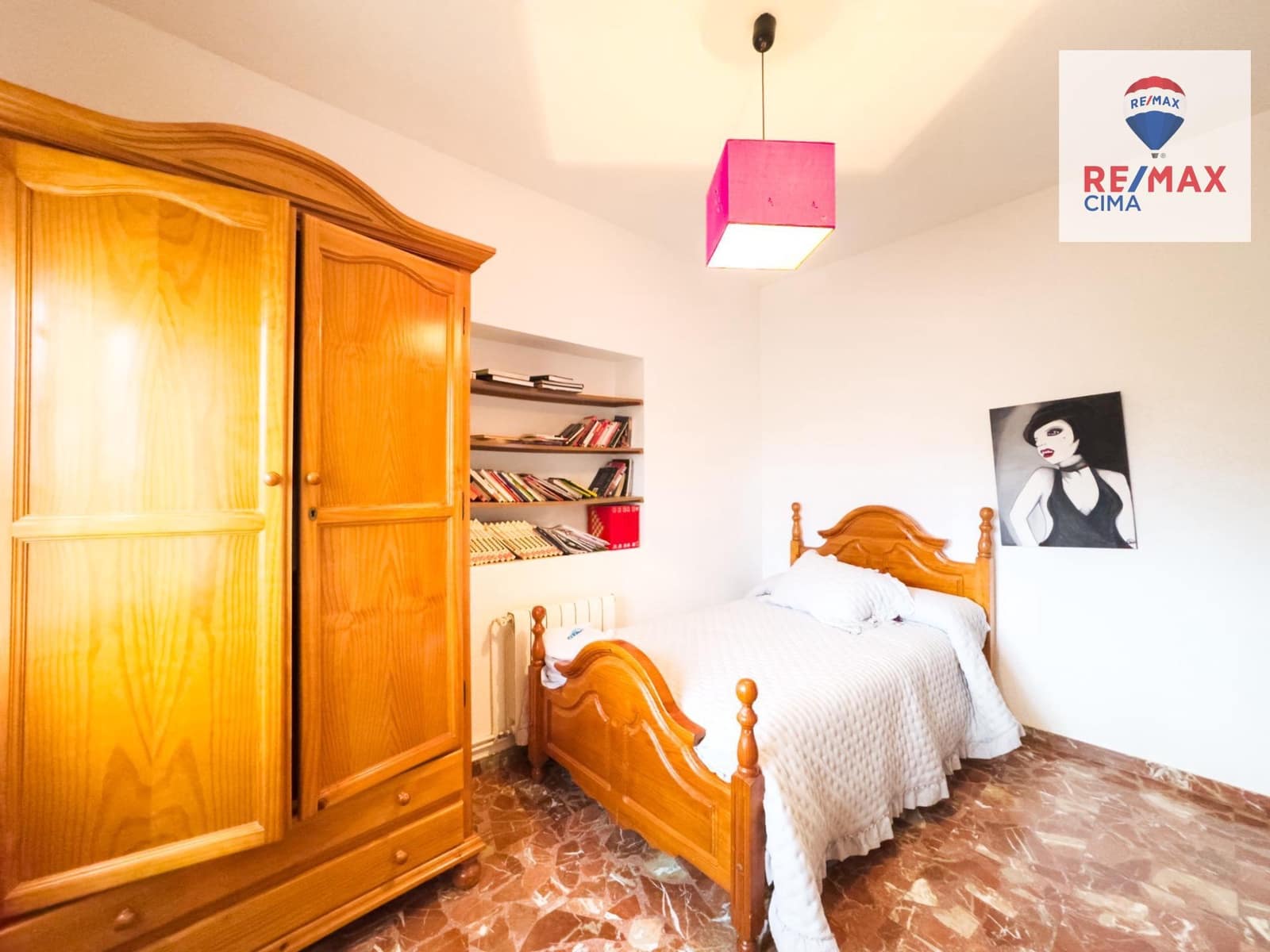 Chalet de 8 habitaciones en Baza en venta con garaje - 195.000 € (Ref: 8574356)